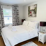 Privat bolig Luxury 2 Bedroom Townhouse - Town Centre 3 Minute Walk -free Parking -wifi