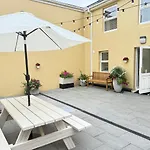 Luxury 2 Bedroom Townhouse - Town Centre 3 Minute Walk -free Parking -wifi