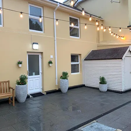 Luxury 2 Bedroom Townhouse - Town Centre - Free Private Parking