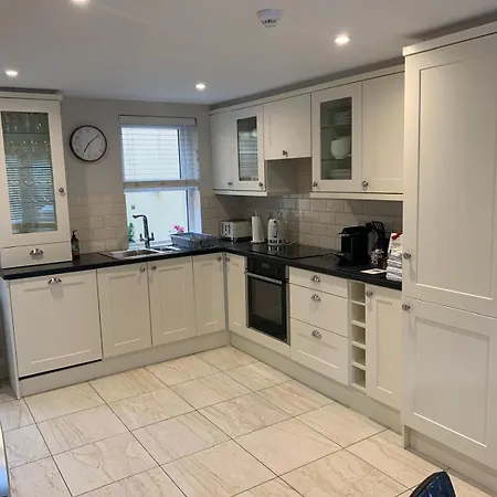 3 Fair Hill House Centrally Located With Parking And Wifi Sleeps 6