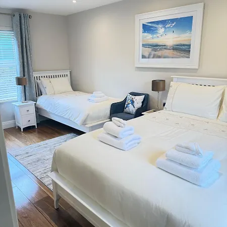 Luxury 2 Bedroom Townhouse - Town Centre - Free Private Parking Ubytování v soukromí