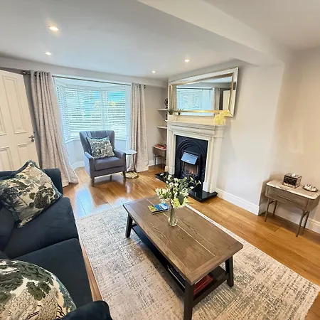 Cosy Town House - 3 Minute Walk To Town Centre With Free Parking And Wifi Sleeps 6 * Cill Airne