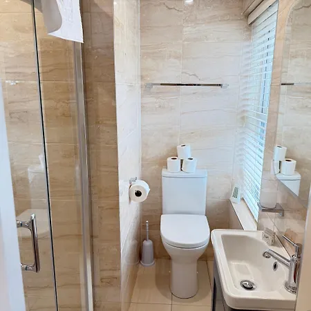 Cosy Town House - 3 Minute Walk To Town Centre With Free Parking And Wifi Sleeps 6