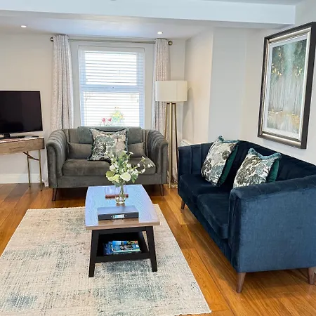 Luxury 2 Bedroom Townhouse - Town Centre - Free Private Parking Ubytování v soukromí *