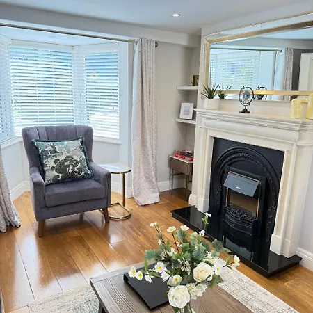 Ubytování v soukromí Luxury 2 Bedroom Townhouse - Town Centre - Free Private Parking
