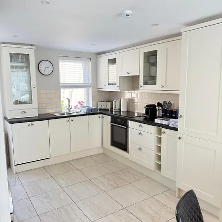 Luxury 2 Bedroom Townhouse - Town Centre - Free Private Parking Ubytování v soukromí