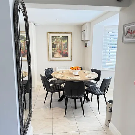 Rum i privatbostad Cosy Town House - 3 Minute Walk To Town Centre With Free Parking And Wifi Sleeps 6 Cill Airne