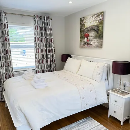 Ubytování v soukromí Luxury 2 Bedroom Townhouse - Town Centre 3 Minute Walk -free Parking -wifi