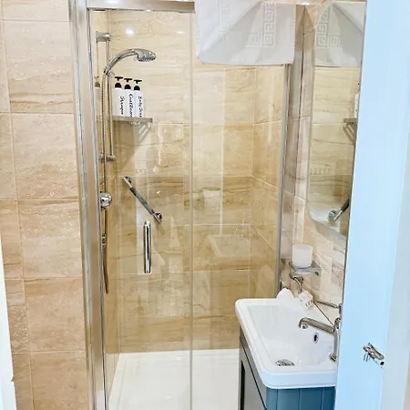 Cosy Town House - 3 Minute Walk To Town Centre With Free Parking And Wifi Sleeps 6 Rum i privatbostad