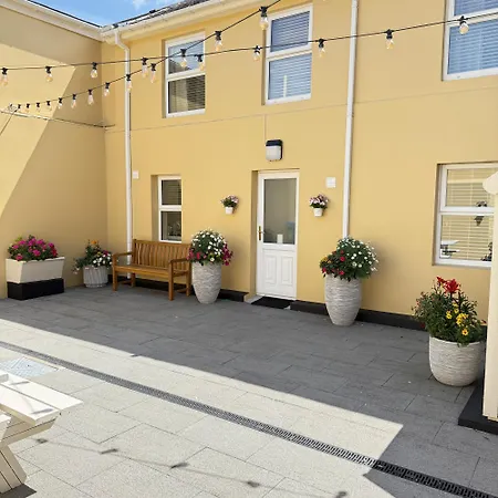 Luxury 2 Bedroom Townhouse - Town Centre 3 Minute Walk -free Parking -wifi Pansiyon