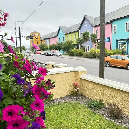 Cosy Town House - 3 Minute Walk To Town Centre With Free Parking And Wifi Sleeps 6 Séjour chez l'habitant Killarney
