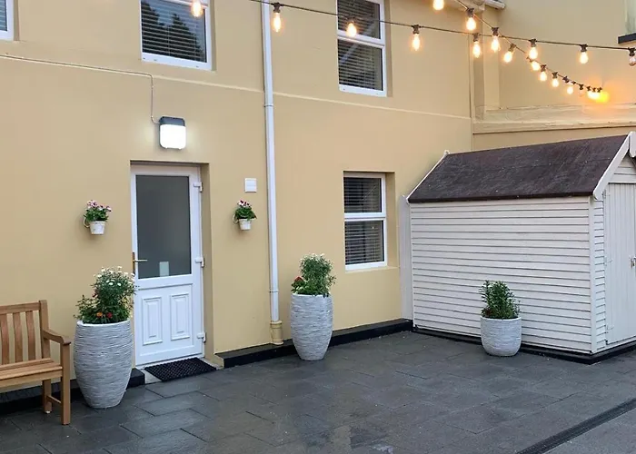 Luxury 2 Bedroom Townhouse - Town Centre 3 Minute Walk -free Parking -wifi
