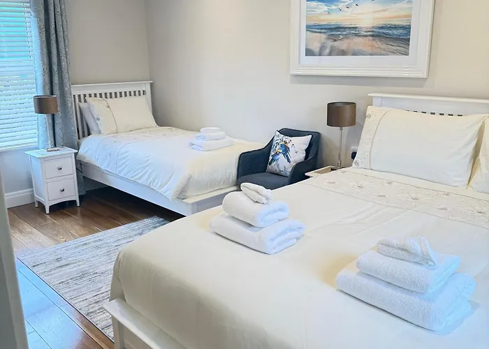 Luxury 2 Bedroom Townhouse - Town Centre 3 Minute Walk -free Parking -wifi Pansiyon