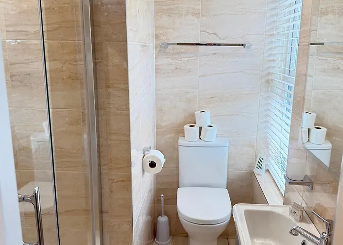 Luxury 2 Bedroom Townhouse - Town Centre 3 Minute Walk -free Parking -wifi