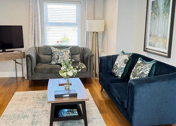Luxury 2 Bedroom Townhouse - Town Centre 3 Minute Walk -free Parking -wifi Pansiyon *