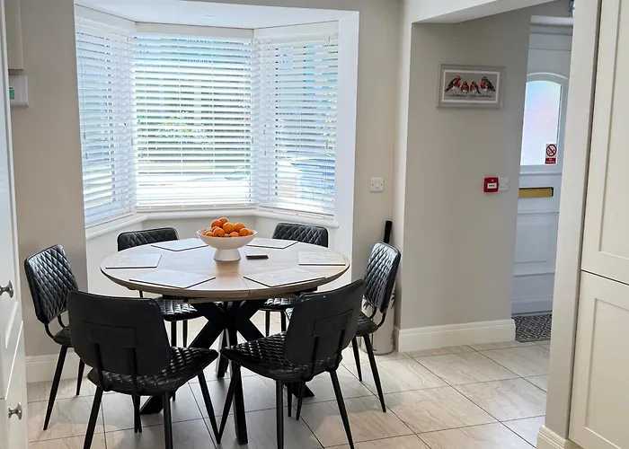 Pansiyon Luxury 2 Bedroom Townhouse - Town Centre 3 Minute Walk -free Parking -wifi *