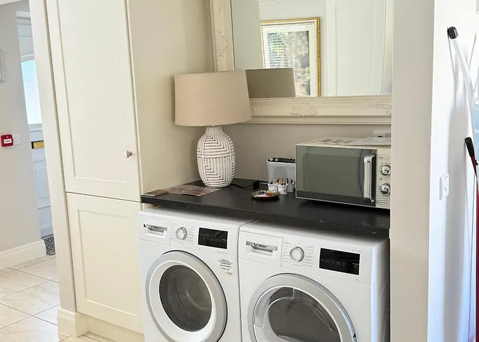 Luxury 2 Bedroom Townhouse - Town Centre 3 Minute Walk -free Parking -wifi Pansiyon