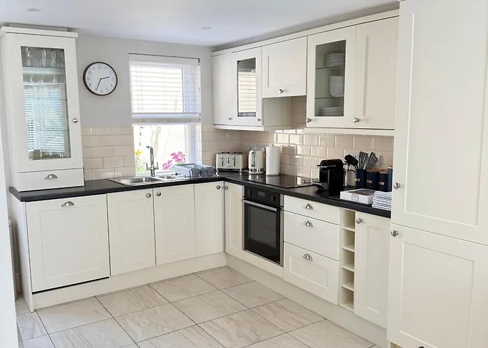 Luxury 2 Bedroom Townhouse - Town Centre 3 Minute Walk -free Parking -wifi Pansiyon