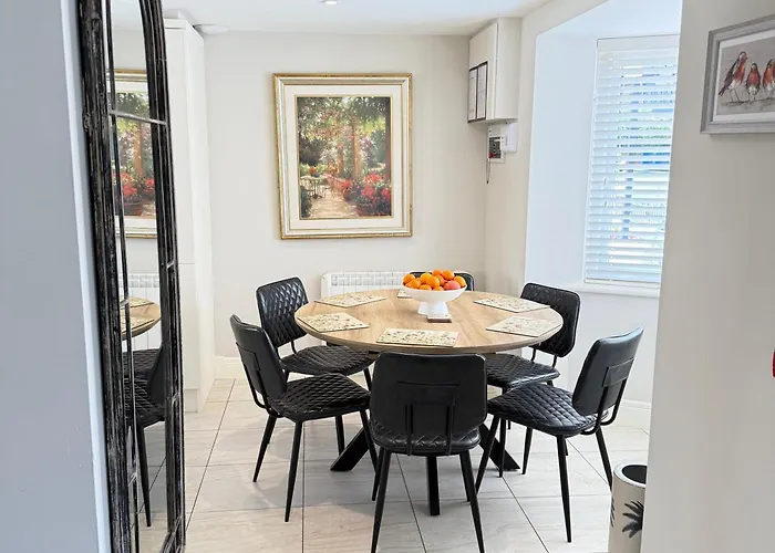 Pansiyon Luxury 2 Bedroom Townhouse - Town Centre 3 Minute Walk -free Parking -wifi Killarney