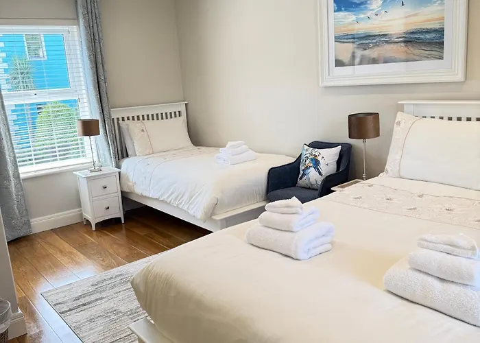 Luxury 2 Bedroom Townhouse - Town Centre 3 Minute Walk -free Parking -wifi