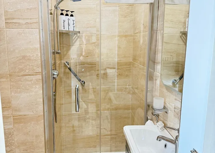 Luxury 2 Bedroom Townhouse - Town Centre 3 Minute Walk -free Parking -wifi Pansiyon