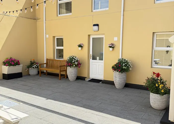Luxury 2 Bedroom Townhouse - Town Centre 3 Minute Walk -free Parking -wifi Pansiyon
