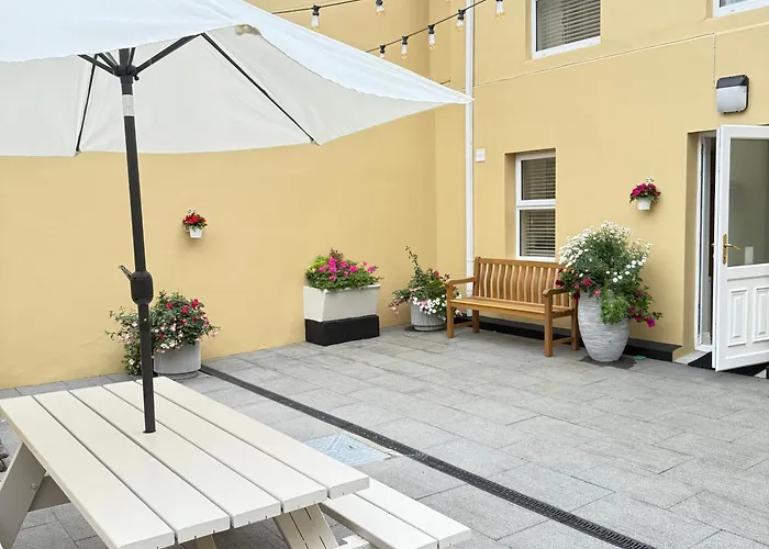 Luxury 2 Bedroom Townhouse - Town Centre 3 Minute Walk -free Parking -wifi