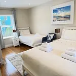 Luxury 2 Bedroom Townhouse - Town Centre 3 Minute Walk -free Parking -wifi